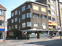 820654 Gezicht op het hoekpand St. Jacobsstraat 83 ( Moves -fitness) te Utrecht; links de Oranjestraat.N.B. Tussen 1940 ...